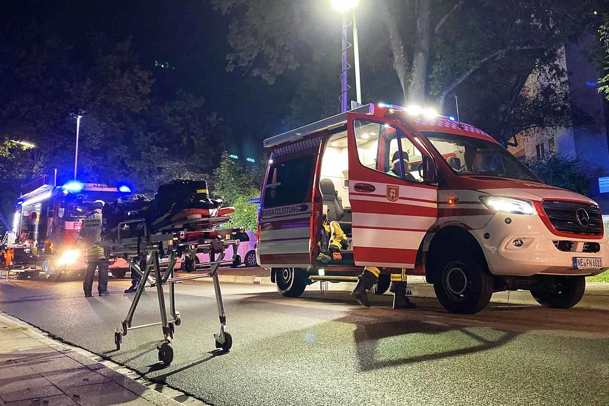 Neuss - Brand im Keller eines Mehrfamilienhauses - 50 Personen evakuiert