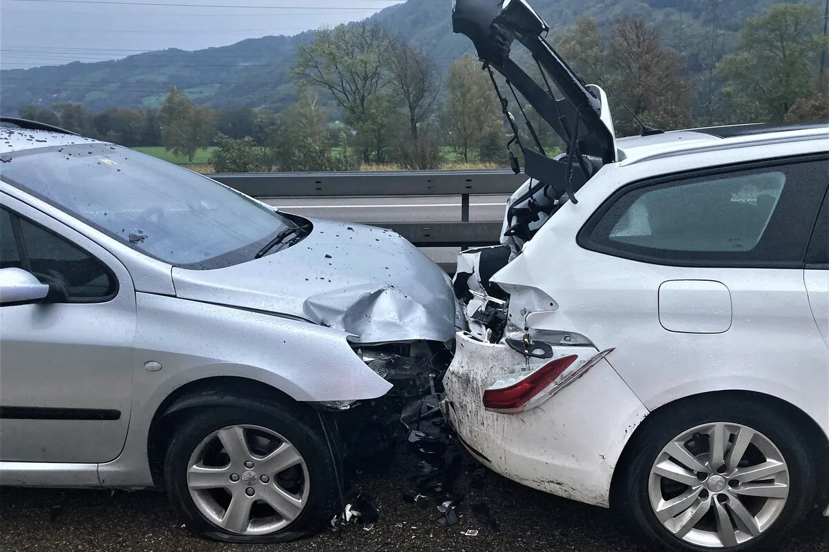 A3 in Niederurnen GL - Auffahrkollision zwischen drei Fahrzeugen 