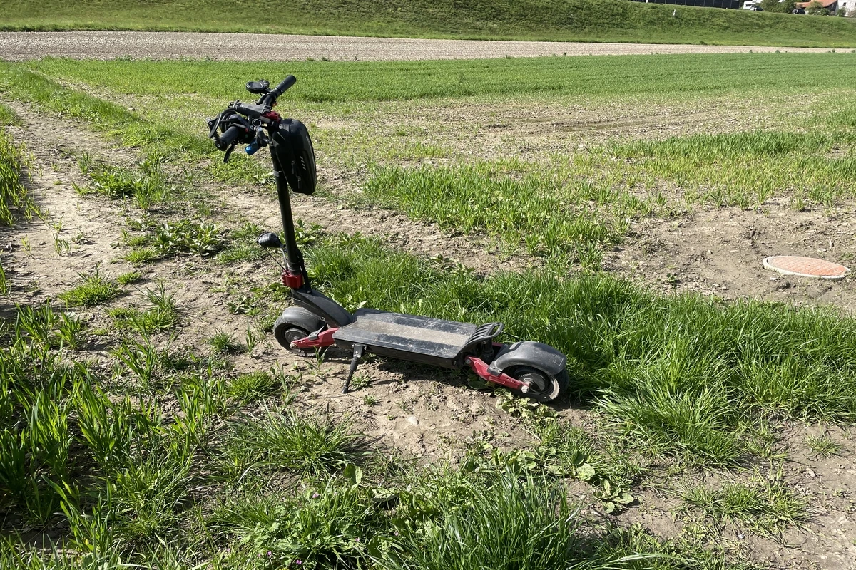 Brugg AG - Mann verliert die Kontrolle über E-Scooter und stürzt 