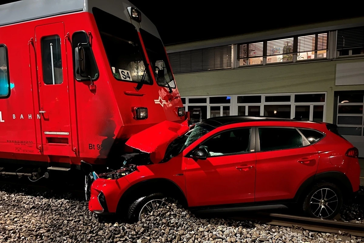 Langnau am Albis ZH - S-Bahn prallt in Auto