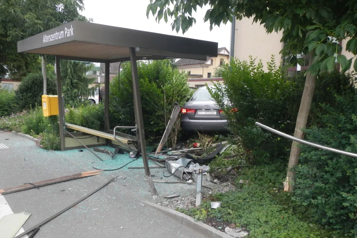 Frauenfeld TG - Ausweichmanöver endet in Wartehäuschen