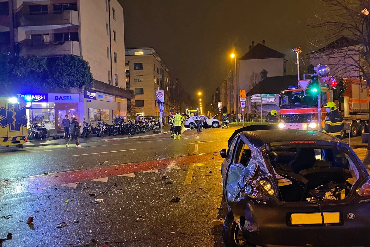 Heftige Kollision in  Basel - Autolenker fährt ungebremst auf drei stehende Personenwagen auf!