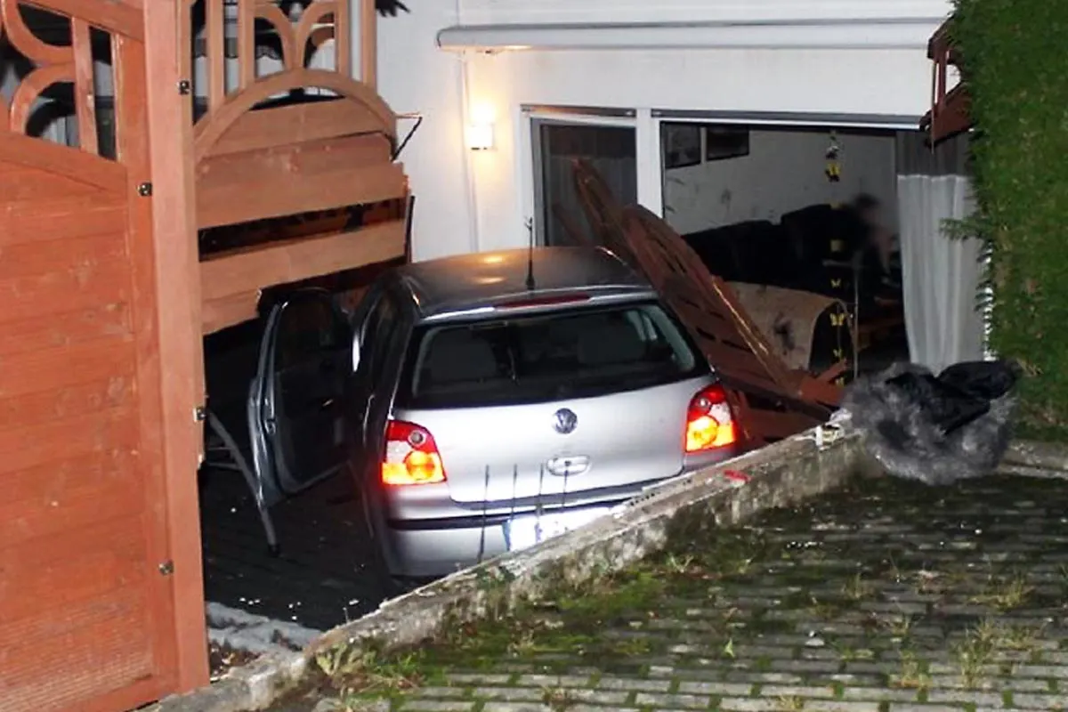 Mit mehr als 100 km/h in Meinerzhagen - PKW kommt auf Terrasse zum Stehen