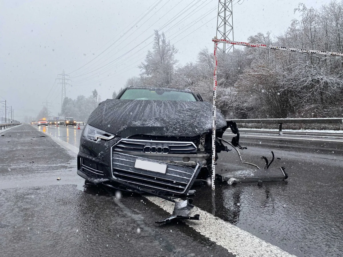 A4 Risch Rotkreuz ZG: Kontrolle über Fahrzeug verloren und in Leitplanke gekracht