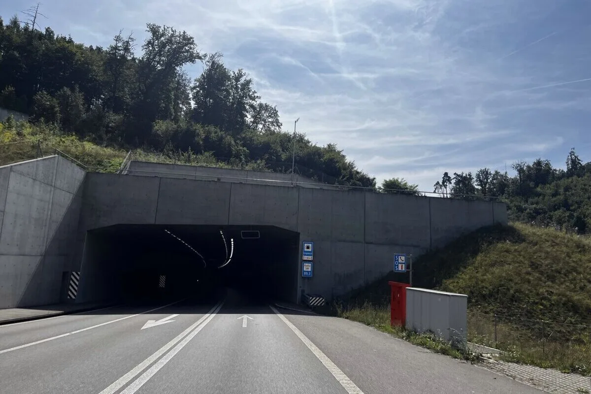 Neuhausen a./Rhf. SH - Lastwagen beschädigt Überkopfsignal des Galgenbucktunnels