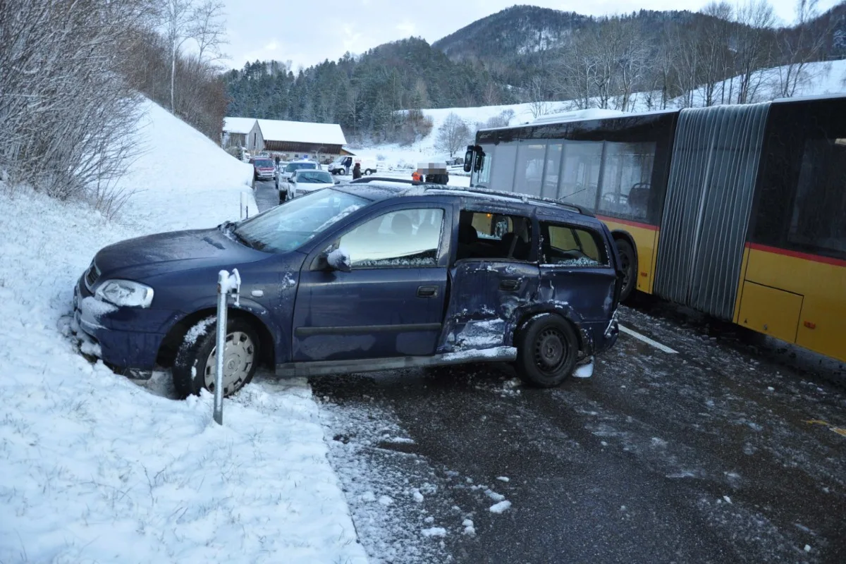Mümliswil-Ramiswil SO -  Autolenkerin verliert Kontrolle über Fahrzeug