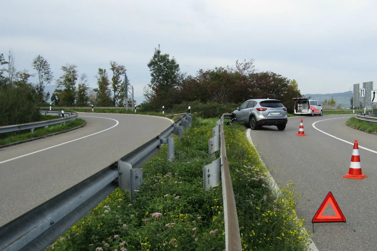 A3/Benken SG - Infolge Ablenkung mit Leitplanke kollidiert