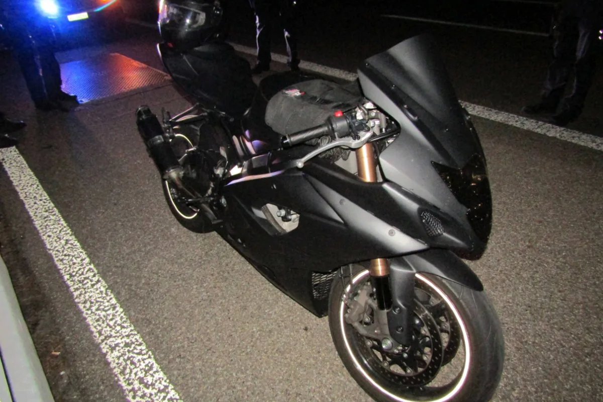 Niederurnen GL - Motorradlenker stürzt auf Autobahn 
