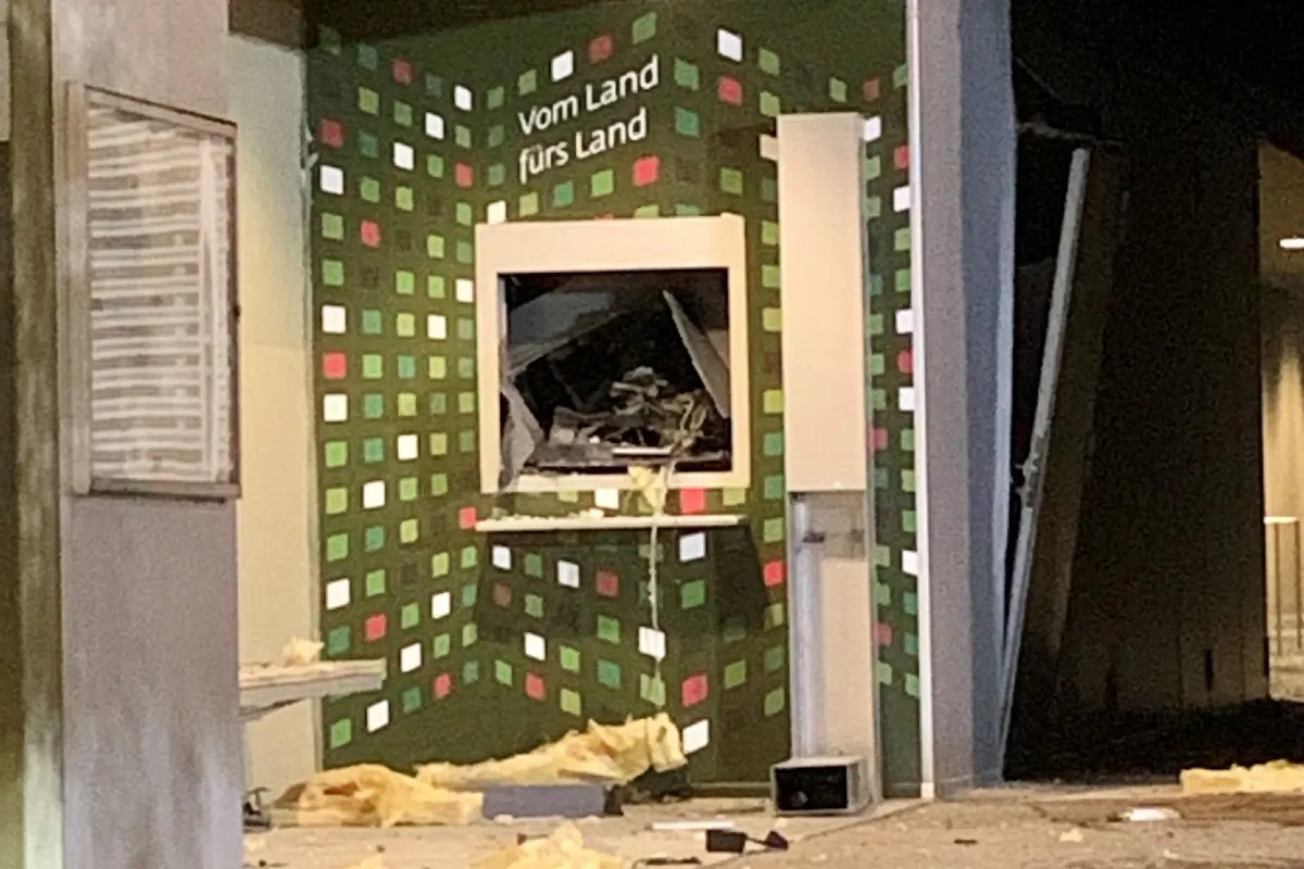 Gamprin FL - Bancomat gesprengt - Täterschaft flüchtet mit der Beute