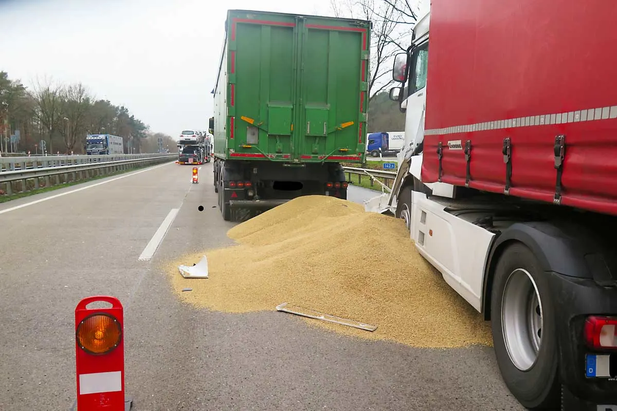 Weizen auf der Fahrbahn in Dötlingen - Verkehrsunfall zwischen zwei Sattelzügen