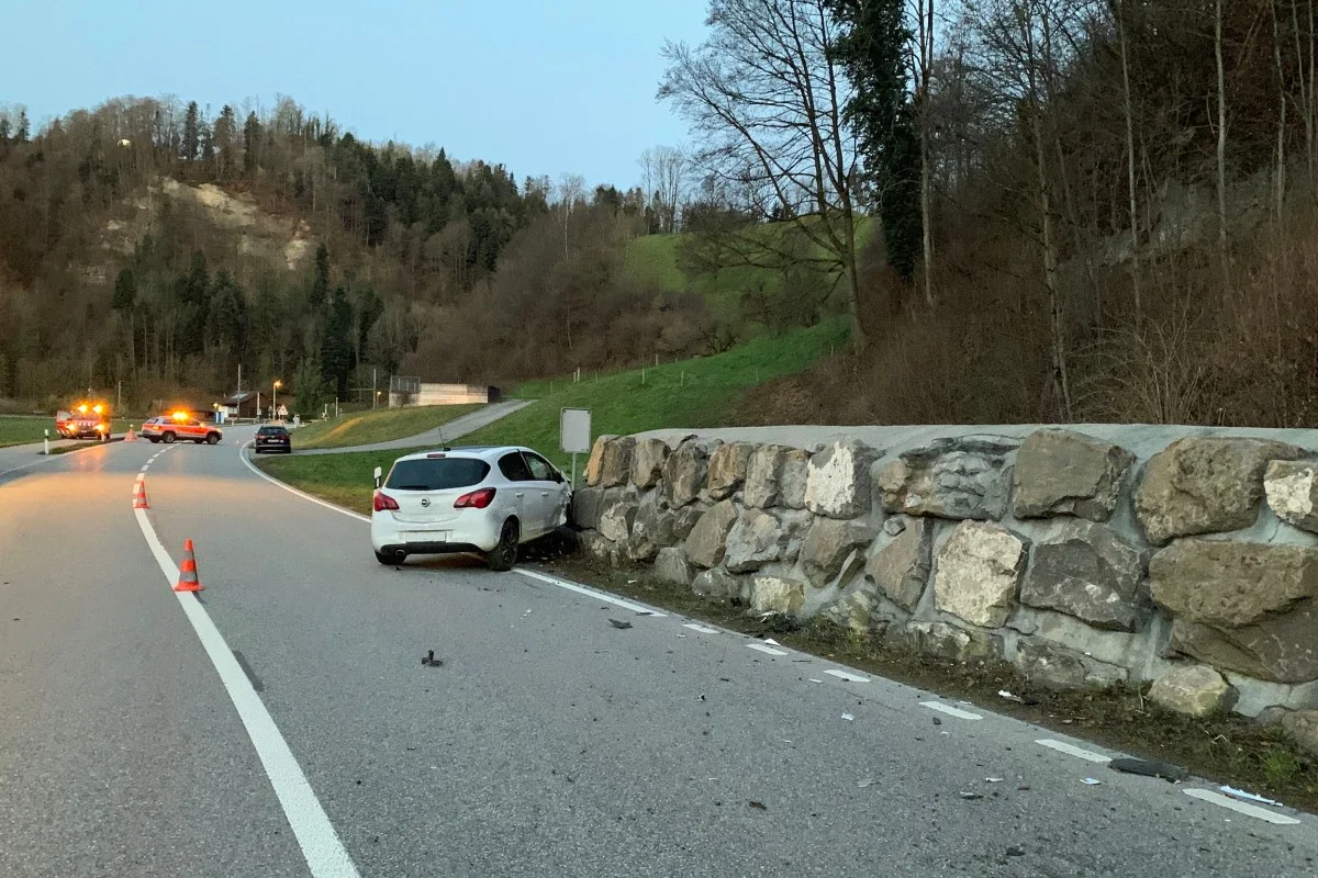 Ruswil LU - Auto prallt in Steinmauer – eine Person verletzt