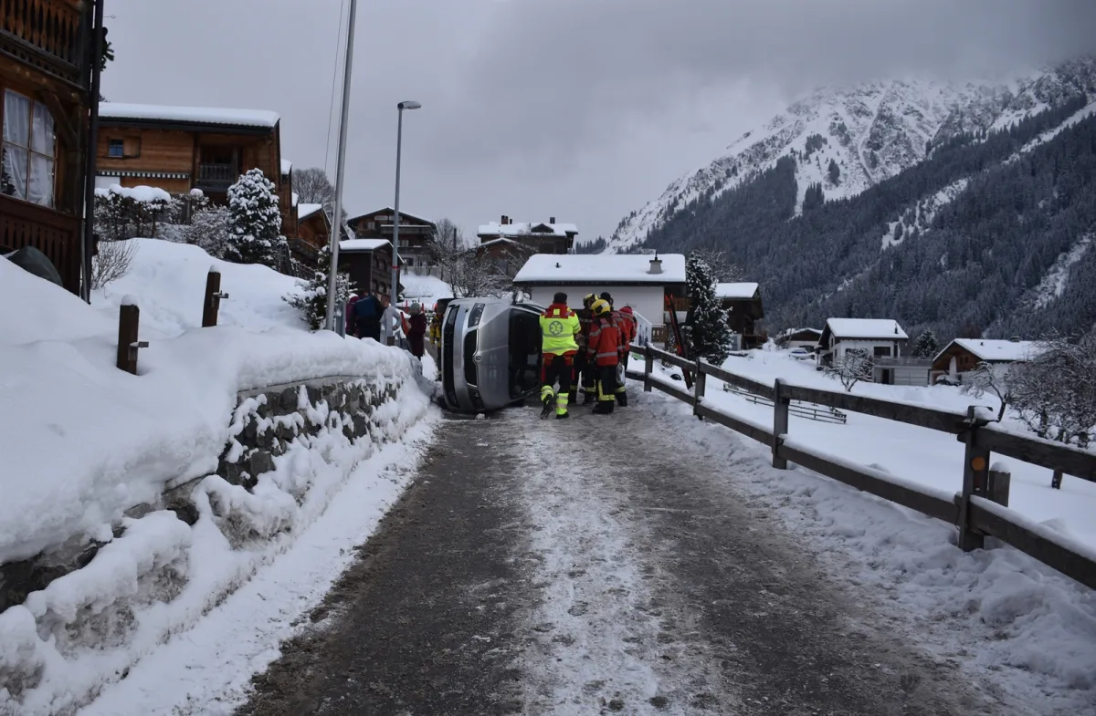 Klosters GR - Skoda kippt auf die Seite!