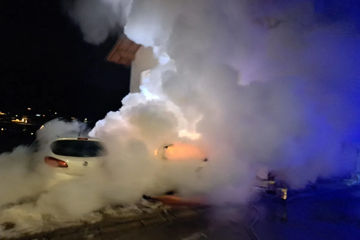 See – Auto gerät während der Fahrt in Brand