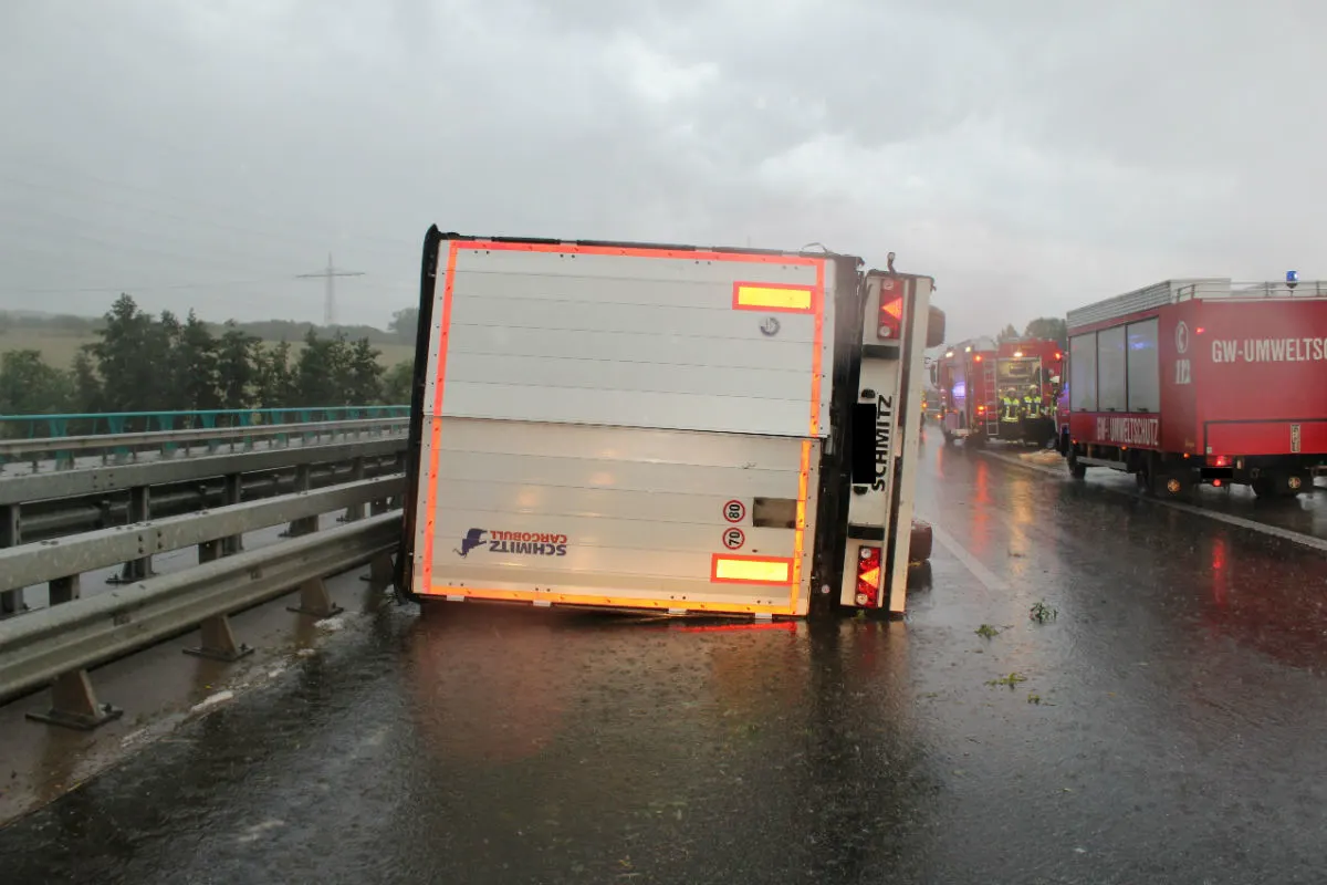 Sattelzug kippt infolge Windböen um