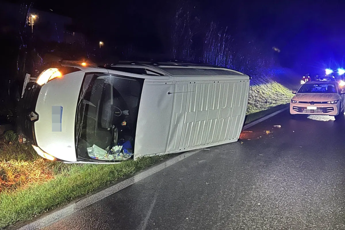 Villmergen AG – Lieferwagen kippt nach Unfall auf die Seite