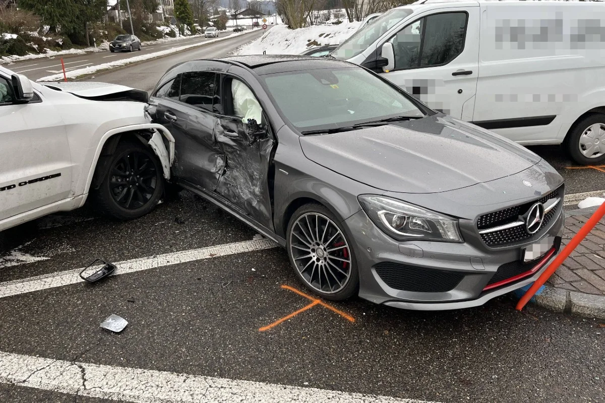 Rapperswil-Jona SG - Verkehrsunfall fordert Verletzten und enormen Sachschaden