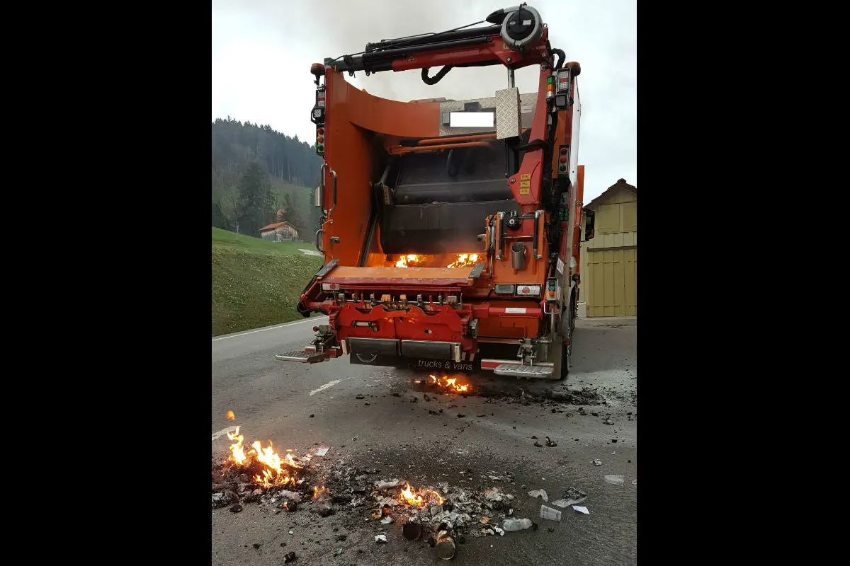 Bühler AR - Abfall entzündet sich während Transport