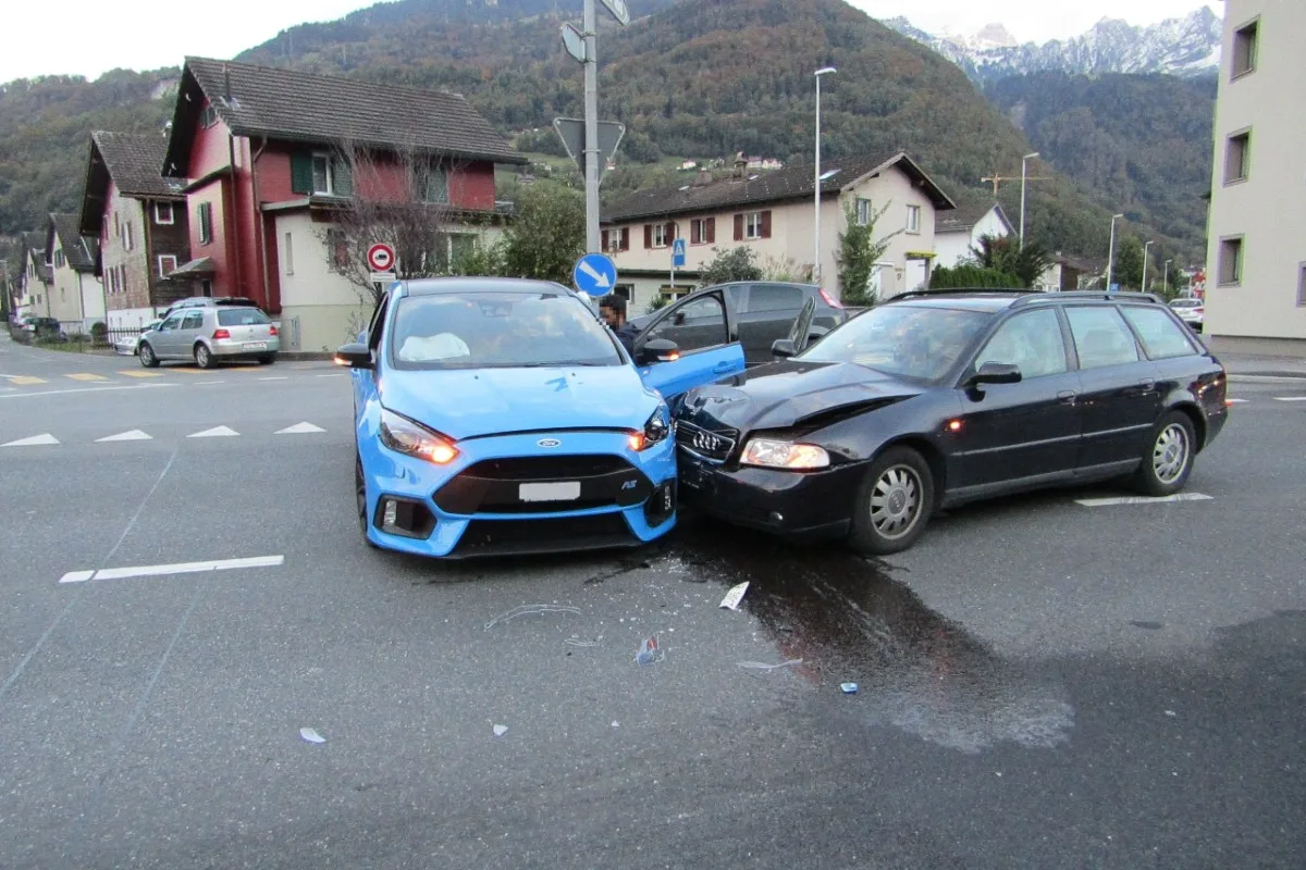 Kollision in Näfels GL - Auto übersehen und verunfallt