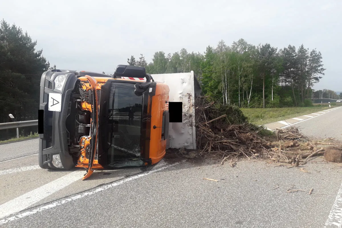 A6 Kaiserslautern – Zu schnell gefahren - Lkw kippt um