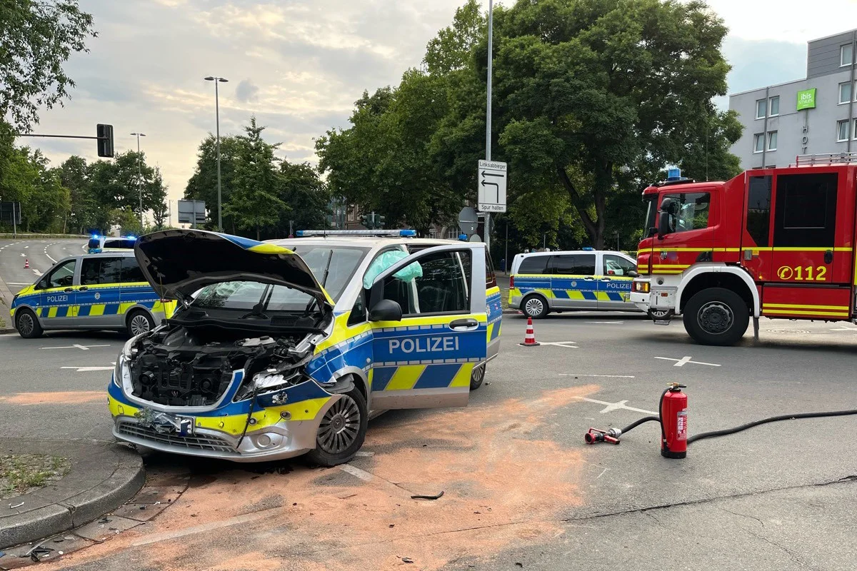 Gelsenkirchen NW – Sieben Verletzte bei Unfall mit Polizeifahrzeug