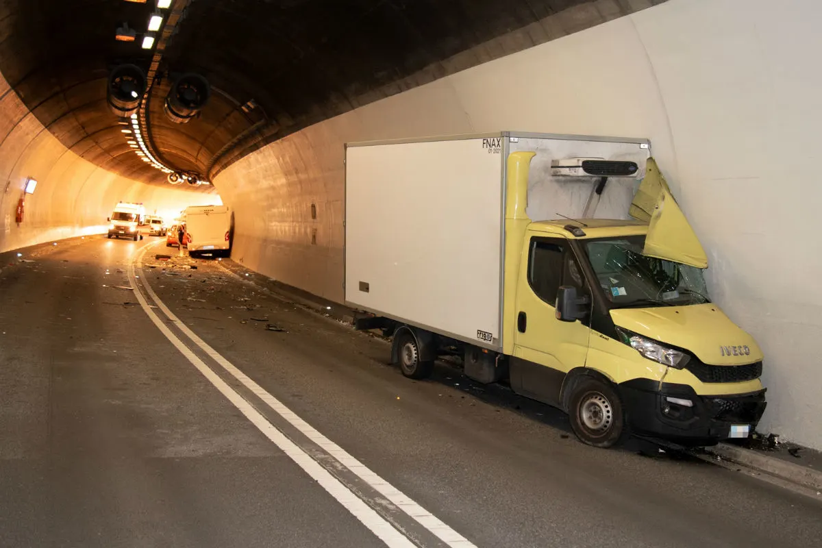 Lohn GR - Lieferwagen kollidiert mit Wohnmobil