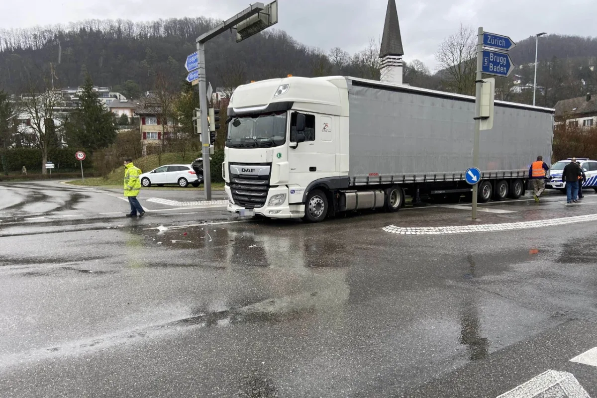 Klingnau AG -  Sattelschlepper fährt ins Autoheck