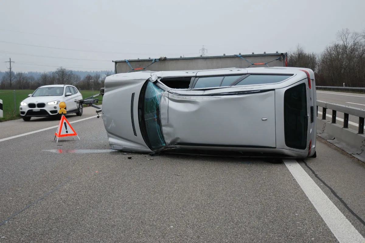 Niederbipp A1 - Mit Auto beladener Anhänger kippt auf die Seite 