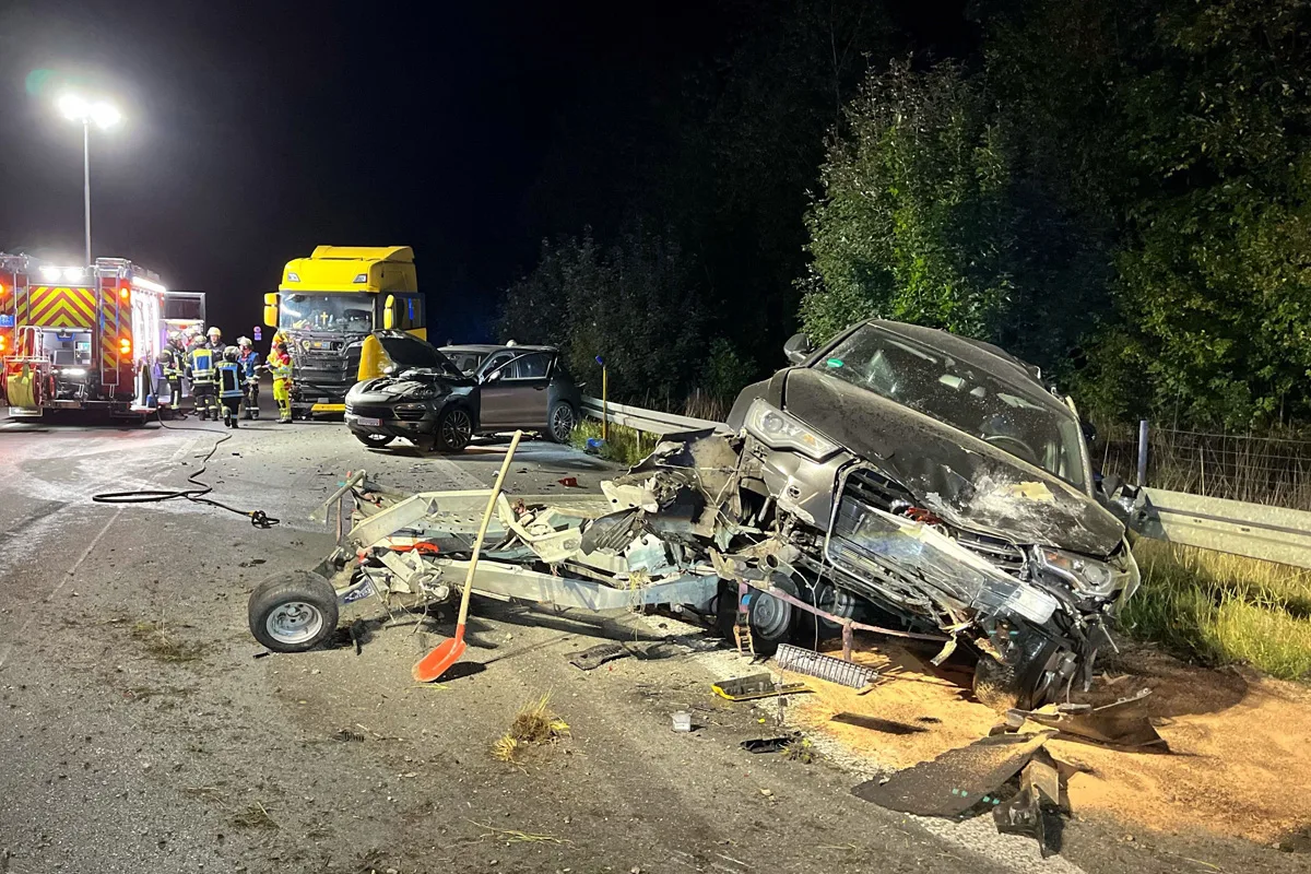 A33 Bad Wünnenberg NW – LKW prallt auf Pannenfahrzeug
