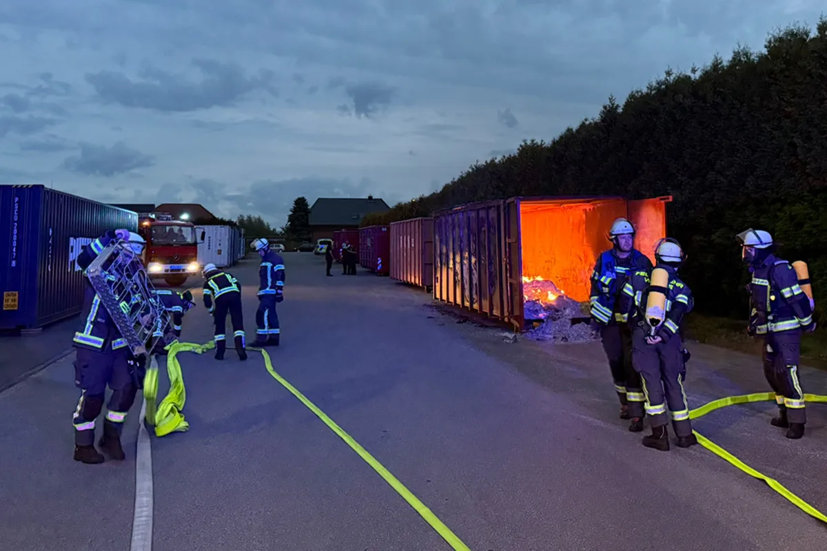 Werne NW – Seefrachtcontainer in Gewerbegebiet brennt aus