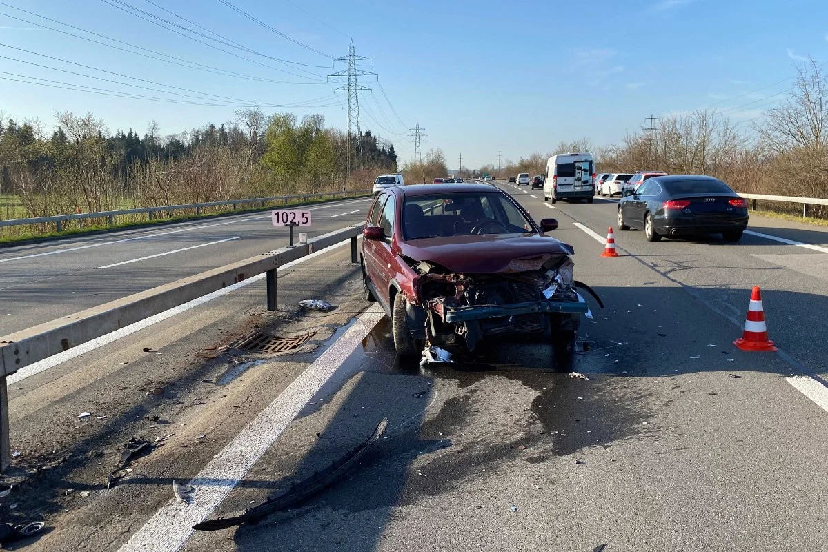 Risch-Rotkreuz ZG - Spurwechsel geht auf der Autobahn A4 schief