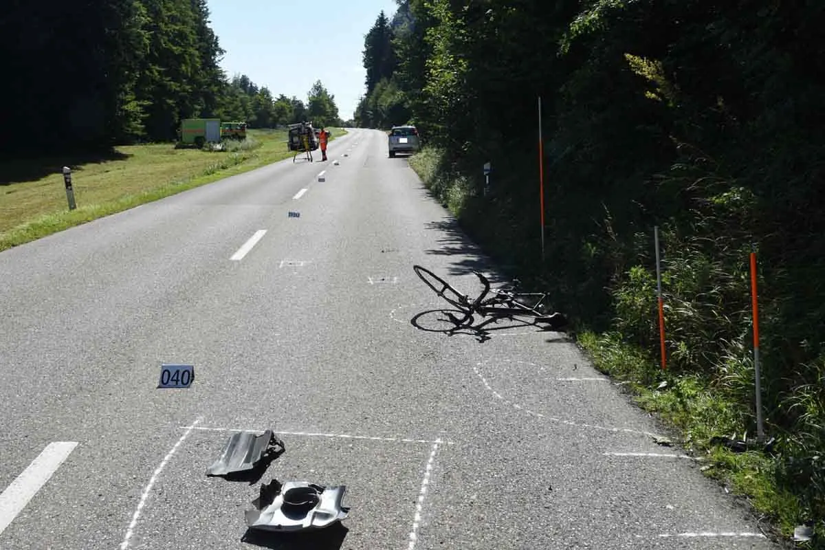Hittnau ZH - Velofahrer bei Unfall schwer verletzt