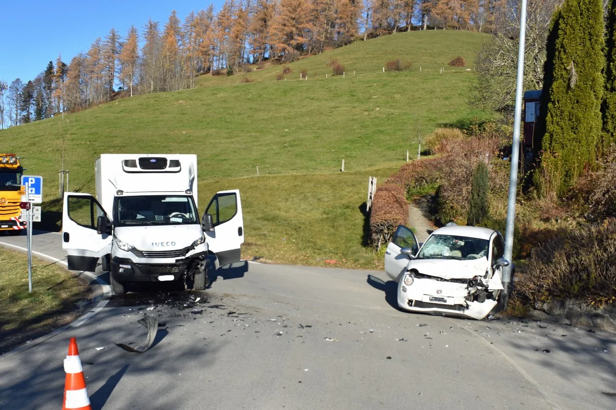 40'000 Franken Sachschaden in Eigenthal (Schwarzenberg) LU - Auto prallt in Lieferwagen – ein Fahrer verletzt