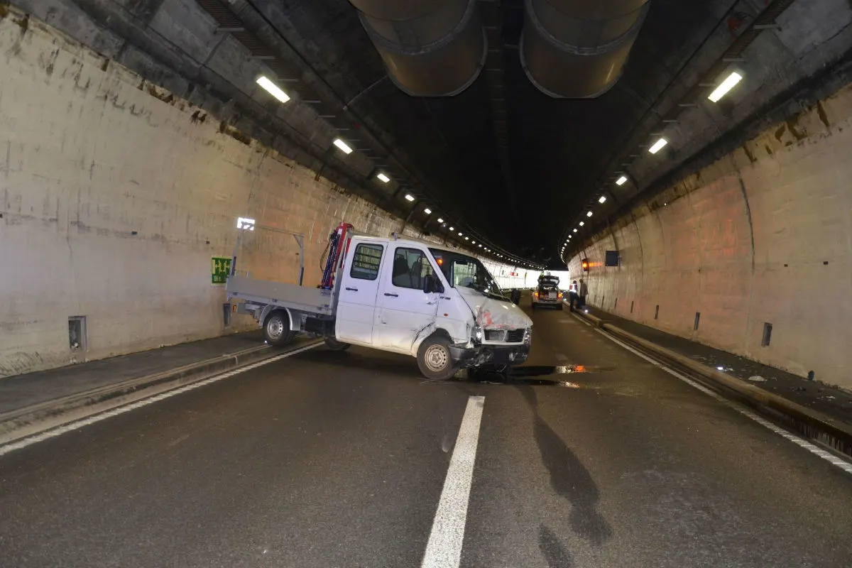 Belchentunnel BL - Lieferwagen verursacht Selbstunfall 