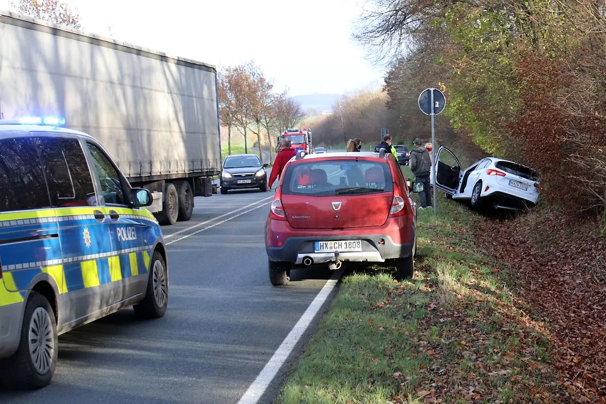 Glück im Unglück in Marienmünster - Pkw gerät in die Leitplanken und überschlägt sich