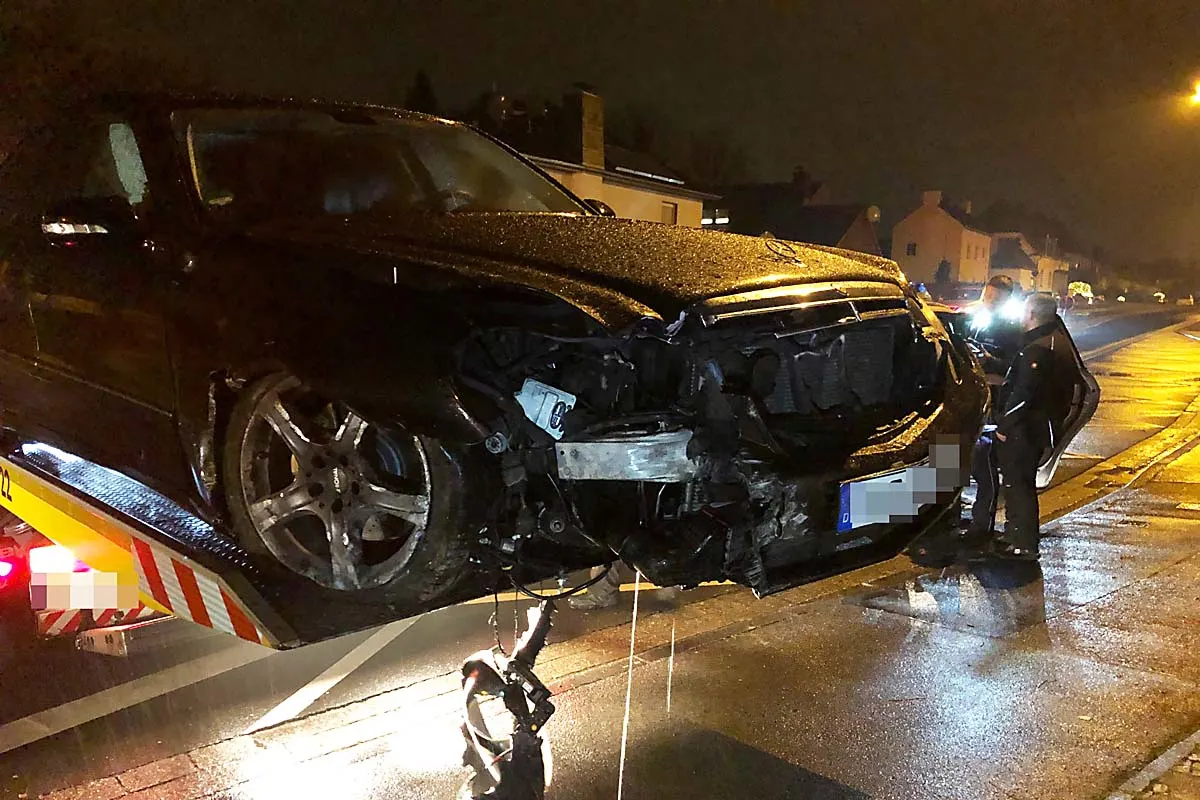 Herzogenrath - Junger Autofahrer verliert die Kontrolle über seinen Pkw und prallt gegen Mauer