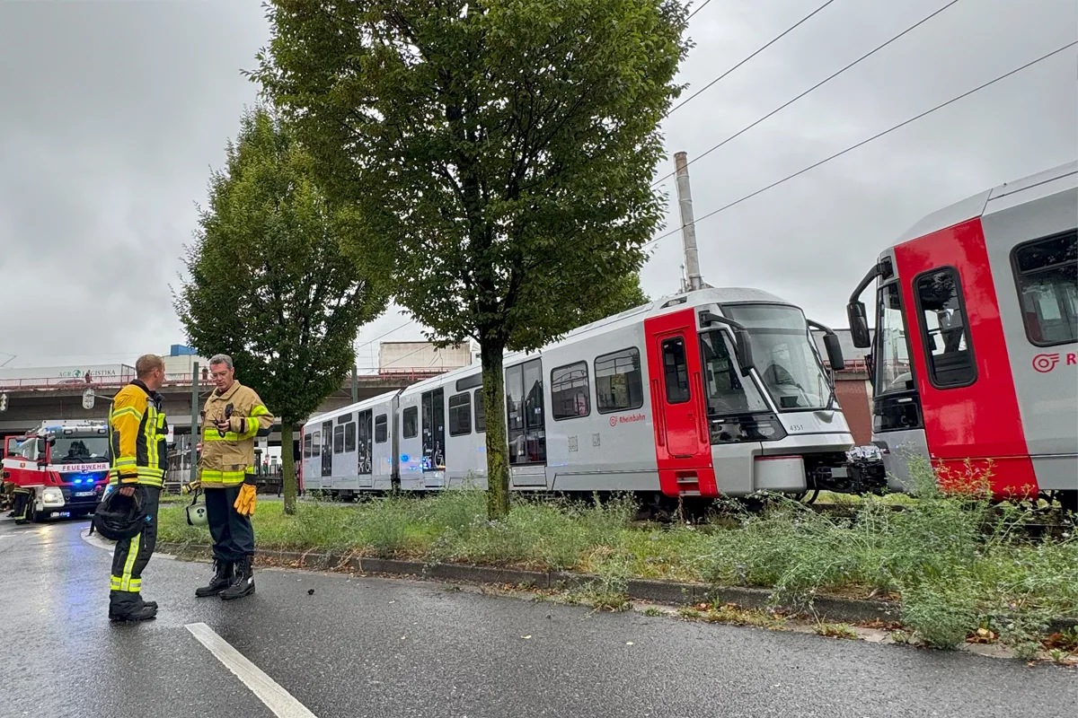 Neuss NW – Zwei Verletzte bei Unfall von Lkw und Straßenbahn