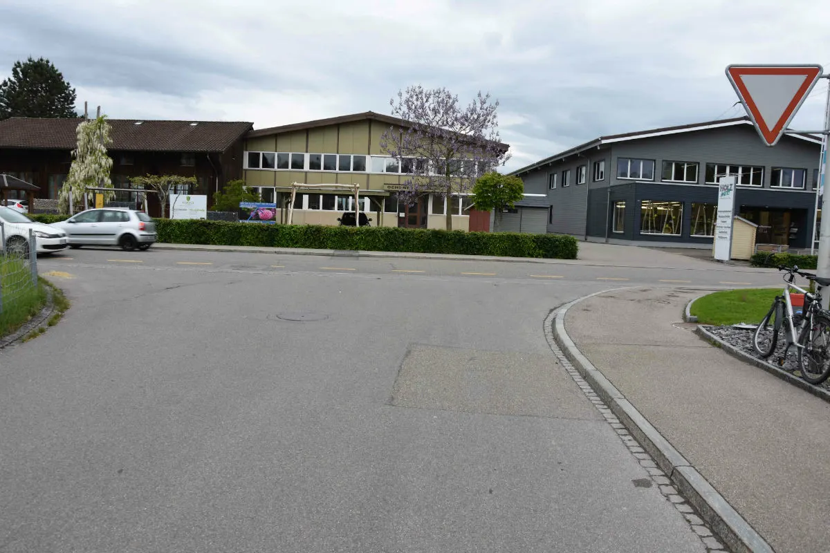 Gossau SG - Velofahrer durch Kollision mit Auto verletzt