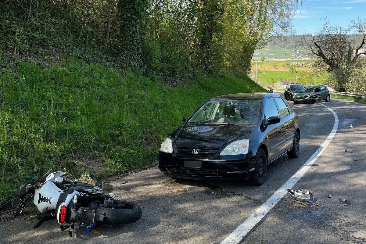 Töffunfall in Oberbussnang TG – Motorradfahrer kollidiert beim Überholen mit Auto 