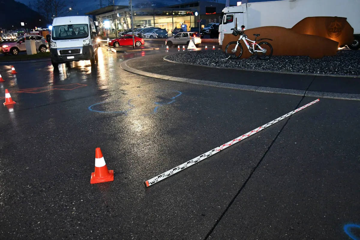 Chur GR - E-Bike Fahrerin bei Kollision mit Lieferwagen verletzt
