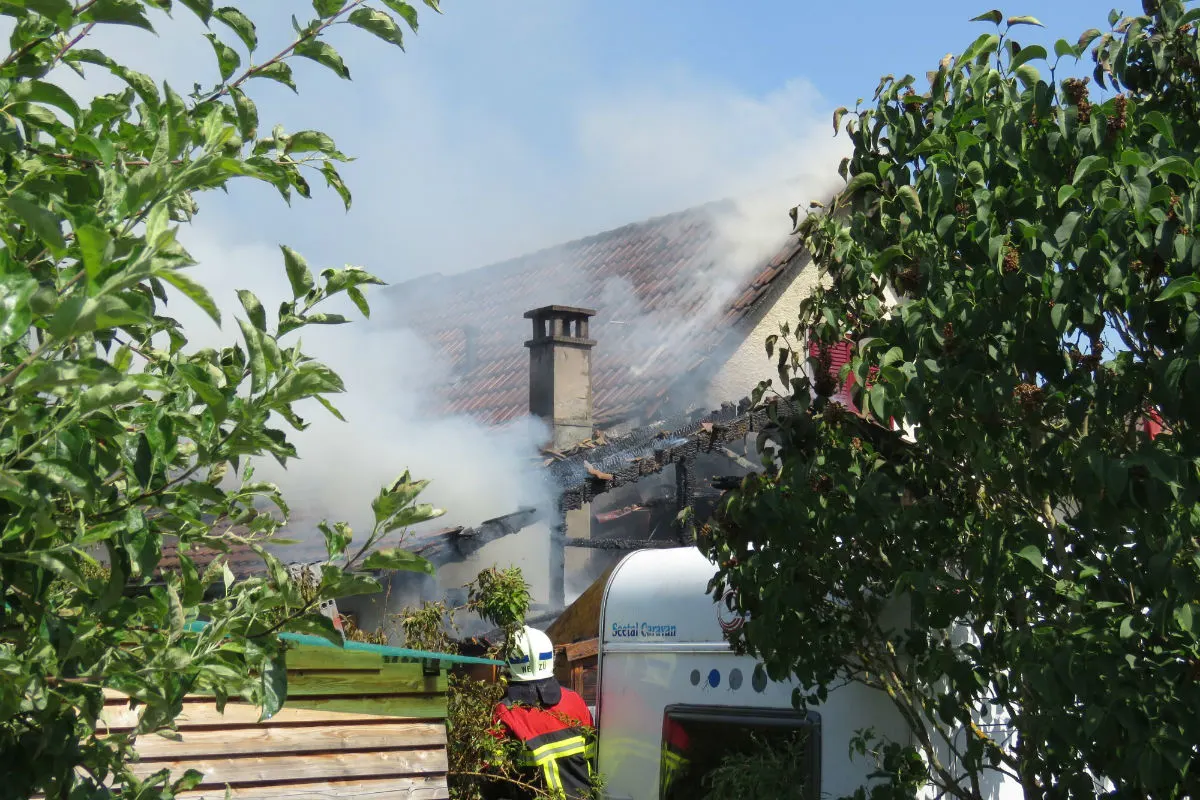 Zofingen AG - Feuerwehreinsatz nach Brand eines Doppeleinfamilienhaus