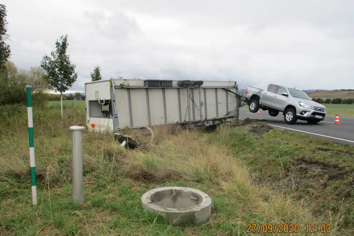 Unfall bei Gumpelstadt – Totalschaden nach Crash mit Anhängergespann