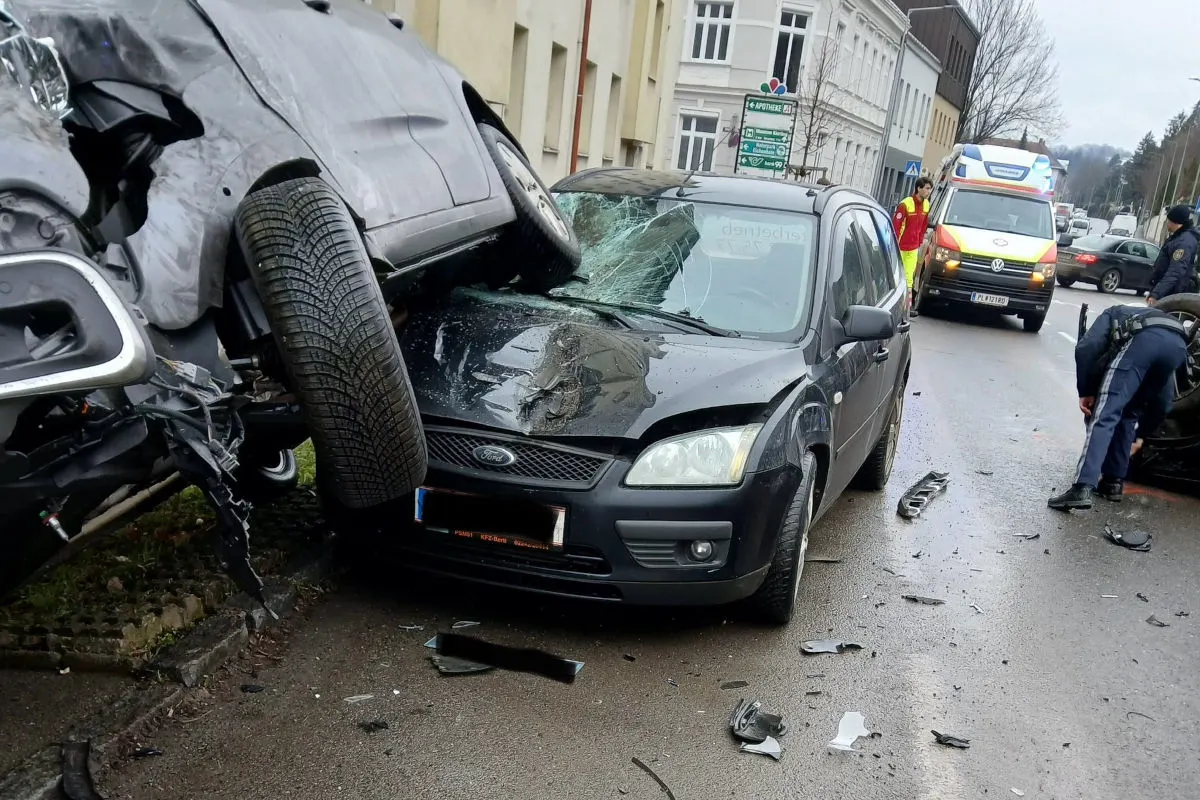 Klosterneuburg – Auto bleibt nach Unfall auf Dach liegen