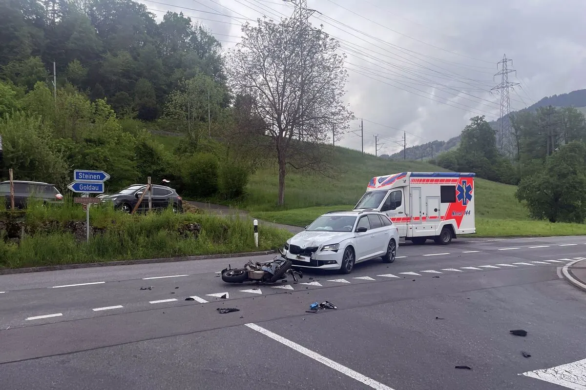 Steinen SZ - Motorradlenkerin erleidet Verletzungen nach Kollision 