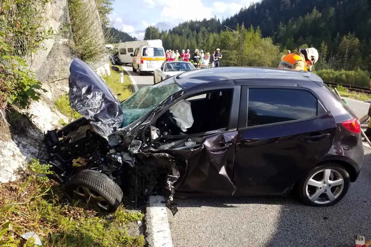 Heiterwang - PKW geriet auf die Gegenfahrbahn und krachte in Wohnmobil - Sieben Verletzte 