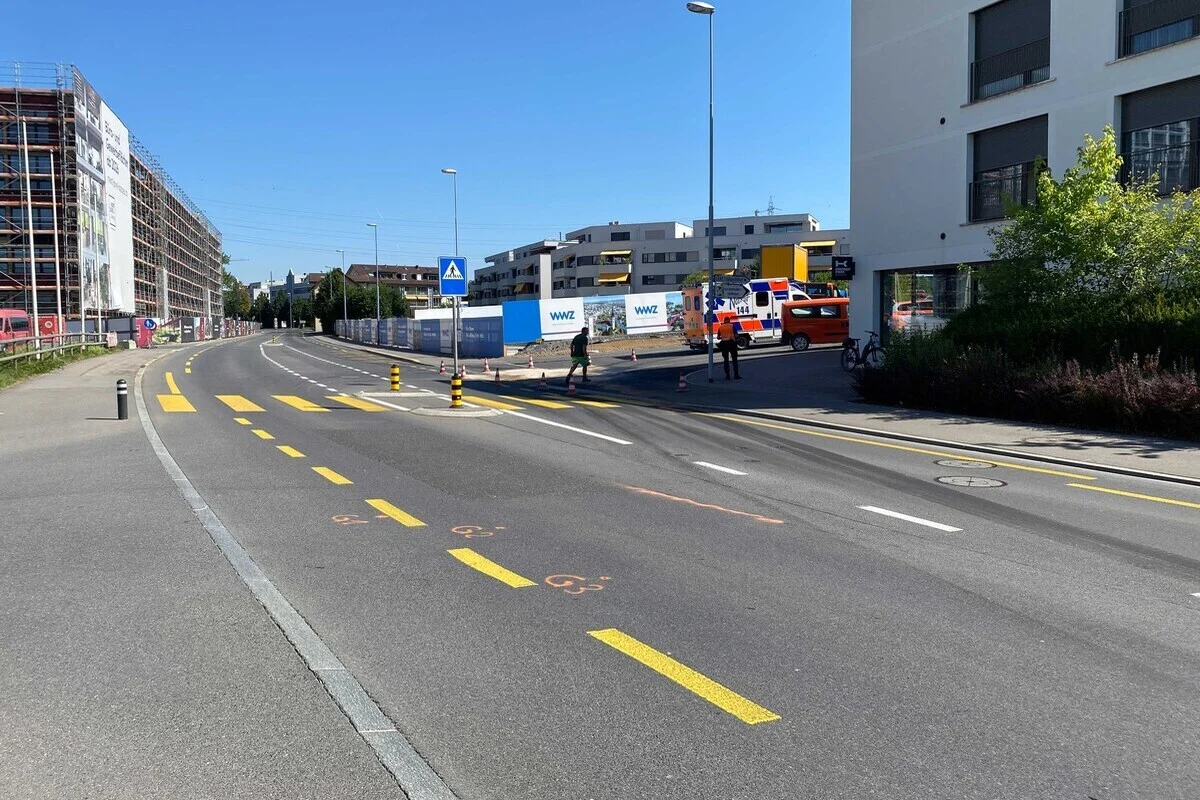 Cham ZG – Öllache auf Strasse führt zu Unfall 