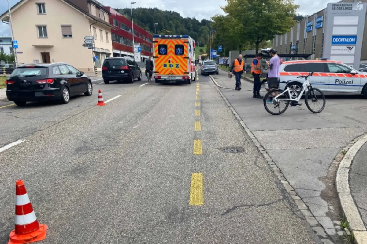 Baar ZG - Nach Unfall geflüchtet - Velofahrerin erheblich verletzt 