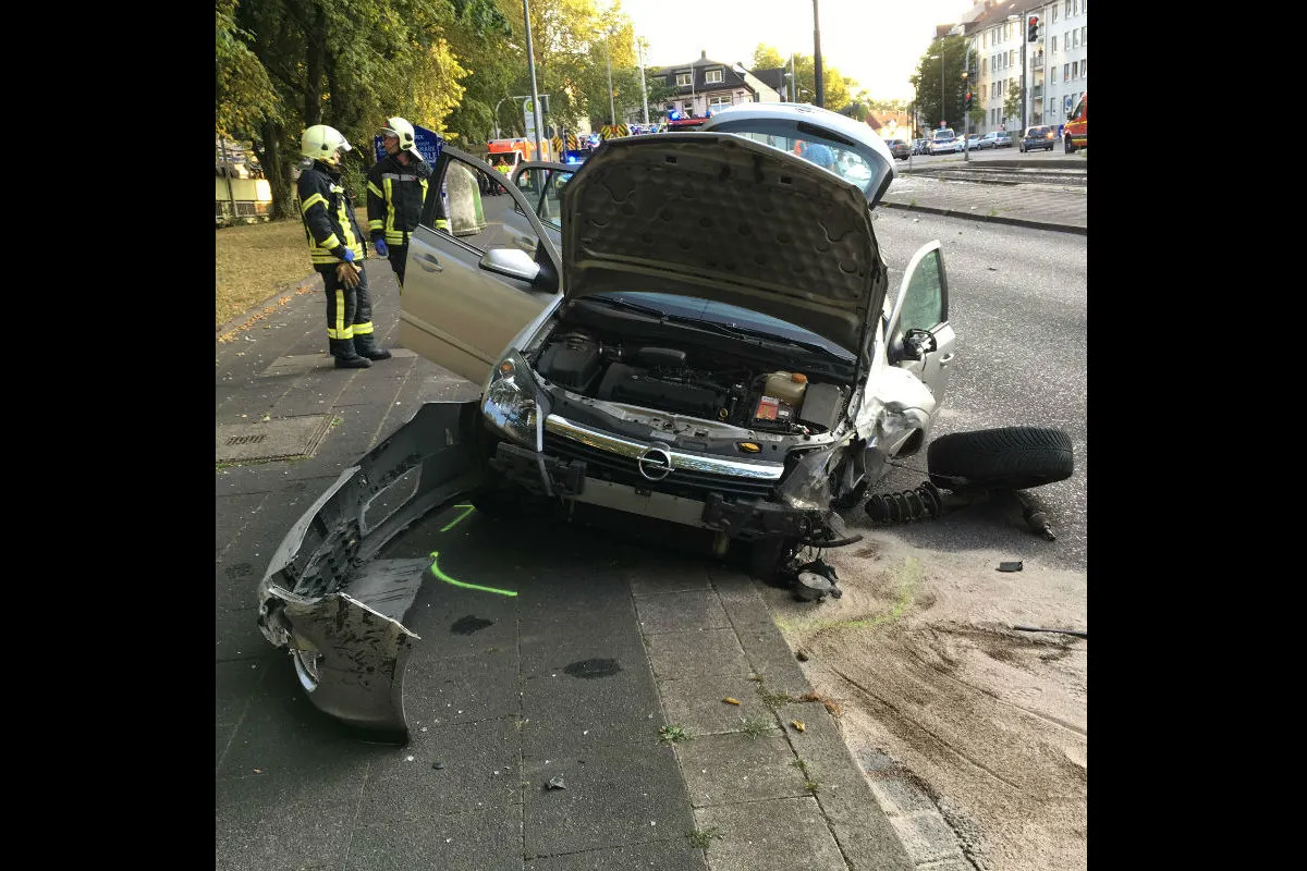 Schwerer Verkehrsunfall hinterlässt ein Bild der Verwüstung