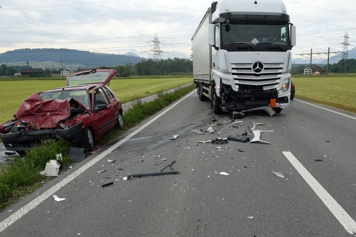 Heftige Frontalkollision bei Inwil LU zwischen einem Renault Clio und einem Lastwagen!