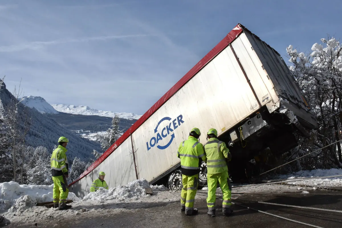 Surava GR - Spektakulärer Unfall - Sattelschlepper kollidiert mit Wohnhaus