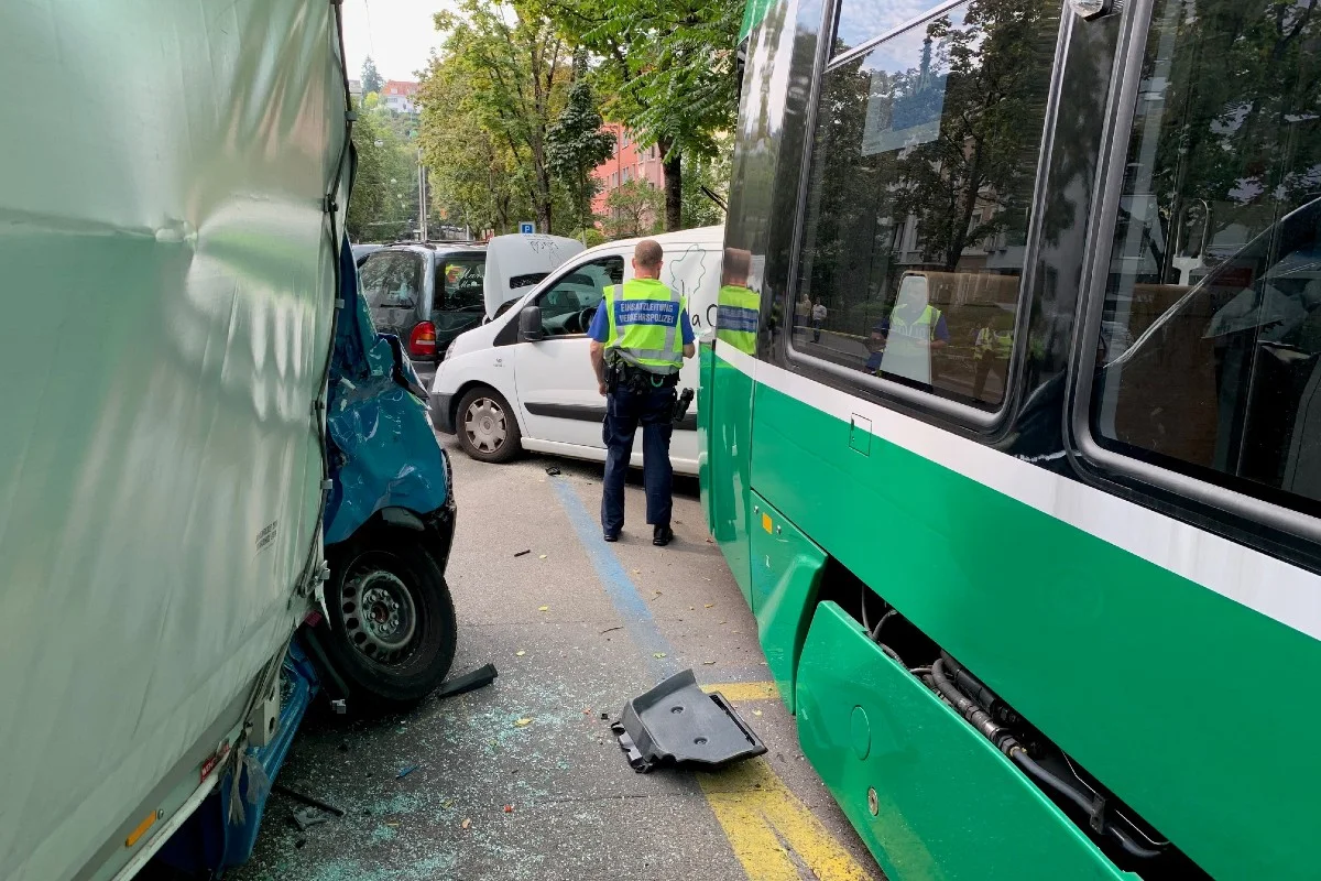 Spektakulärer Unfall in Basel - Nach Kollision mit einem Lieferwagen entgleiste das Tram